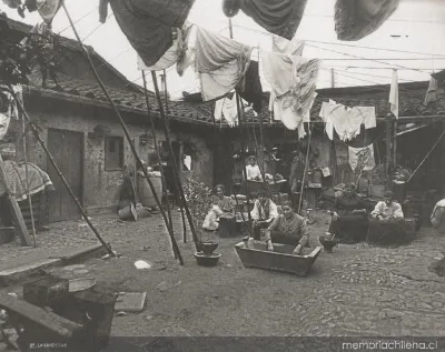 Conventillo de lavanderas, hacia 1900 — 1900 | Chile de Ayer