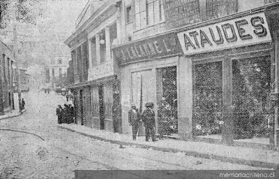 Botería de Lalanne saqueda por las turbas, huelga del 16 de mayo de 1903 — 1903 | Chile de Ayer