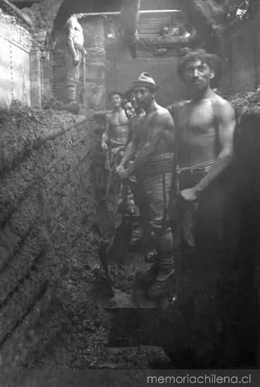 Trabajadores al interior de una oficina salitrera, hacia 1900 — 1900 | Chile de Ayer