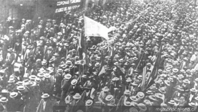 Grupo de obreros se dirige a la Escuela Santa María, 1907 — 1907 | Chile de Ayer