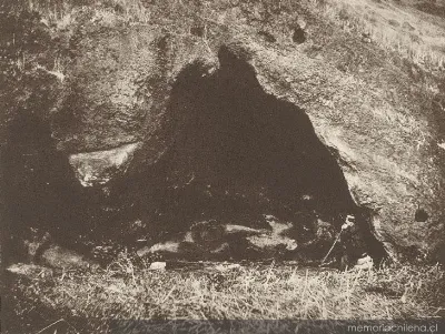 La cueva de Robinson Crusoe en Juan Fernández, hacia 1860 — 1860 | Chile de Ayer