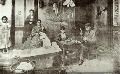 Zapatero remendón junto a su familia, hacia 1900 — 1900 | Chile de Ayer