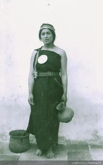 Mujer mapuche, hacia 1900 — 1900 | Chile de Ayer