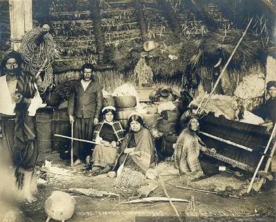 Mapuches tejiendo chamantos, 1900 — 1900 | Chile de Ayer