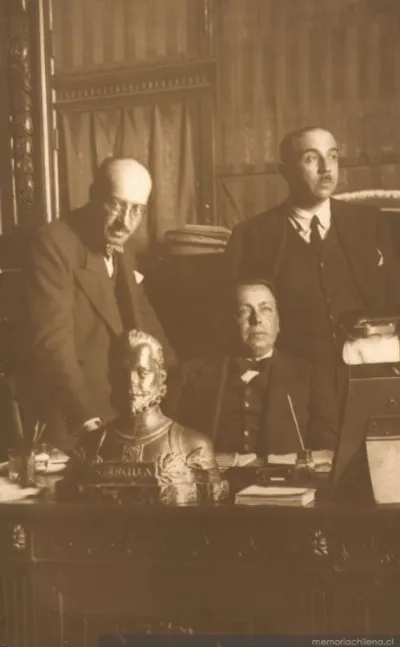 Guillermo Feliú Cruz y Luis Aldunate, de pie, Luis Galdames sentado, hacia 1938 — 1938 | Chile de Ayer