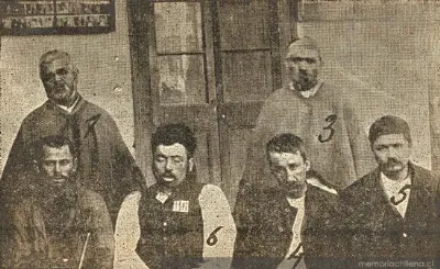 El bandido Juan de Dios López y su banda luego de ser capturados por la policía, 1903 — 1903 | Chile de Ayer