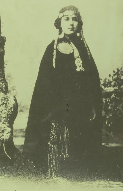 Mujer mapuche luciendo indumentaria tradicional, hacia 1900 — 1900 | Chile de Ayer