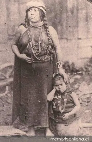 Mujer mapuche y su hija, hacia 1900 — 1900 | Chile de Ayer