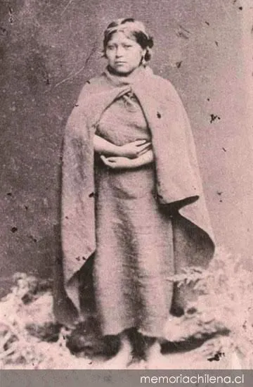 Mujer mapuche con su hijo en brazos, hacia 1890 — 1890 | Chile de Ayer