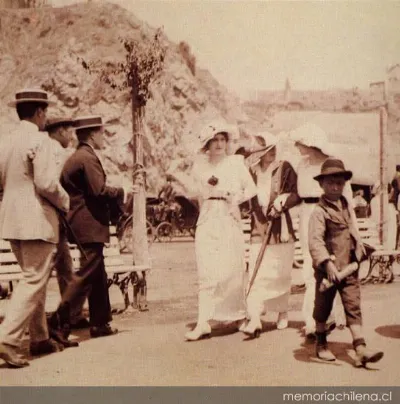 Personas en playa de Miramar, 1914 — 1914 | Chile de Ayer