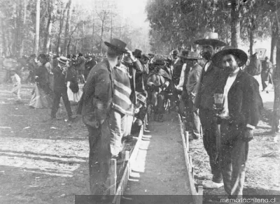 Hombres jugando palitroque en el Parque Cousiño, 1902 — 1902 | Chile de Ayer