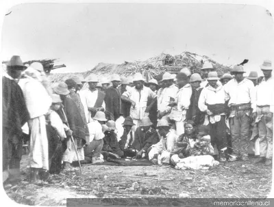 Peones jugando a los naipes, 1905 — 1860 | Chile de Ayer