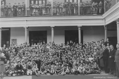 Alumnos y profesores del Instituto Nacional, mayo de 1940 — 1940 | Chile de Ayer