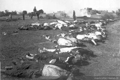 Cadáveres apilados para su cremación tras la Batalla de Placilla : 28 de agosto de 1891 — 1891 | Chile de Ayer