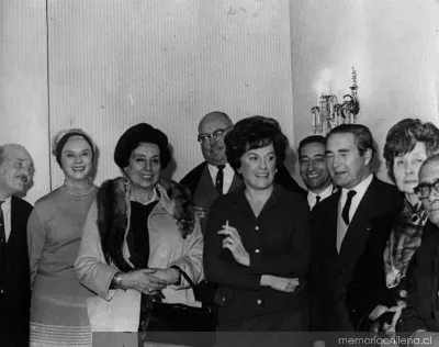 Juvencio Valle junto a Matilde Ladrón de Guevara, hacia 1946 — 1946 | Chile de Ayer