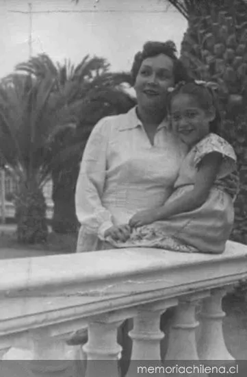Isolda Pradel, esposa de Óscar Castro junto a su hija Ivelda Castro, 1945 — 1945 | Chile de Ayer