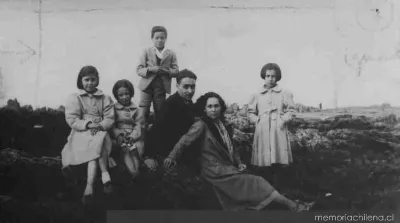 Óscar Castro junto a su esposa Isolda, rodeados por los sobrinos del poeta, hacia 1939 — 1939 | Chile de Ayer