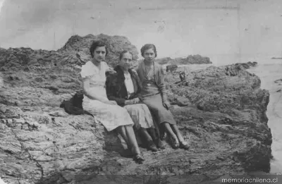 Madre y hermanas de Óscar Castro, 1938 — 1938 | Chile de Ayer
