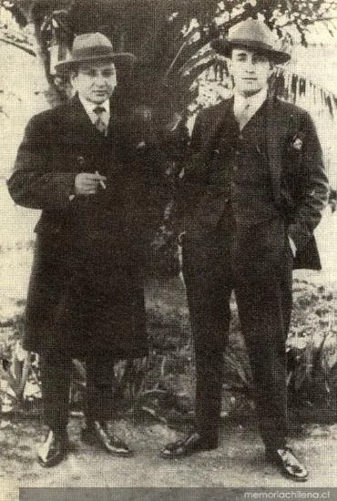 Juan Agustín Araya y el poeta Juan Egaña, incluido en la Selva Lírica — 1972 | Chile de Ayer