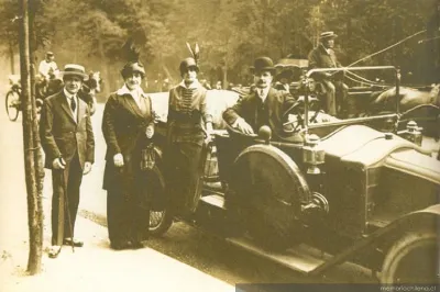 Elegantes en automóvil, época de Luis Orrego Luco, hacia 1915 — 1915 | Chile de Ayer