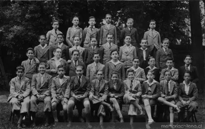 Joaquín Edwards Bello junto a sus compañeros de colegio, hacia 1899 — 1899 | Chile de Ayer