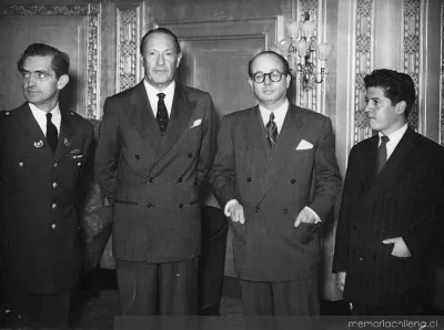 Luis Oyarzún junto a Salvador Reyes y otros, hacia 1947 — 1947 | Chile de Ayer