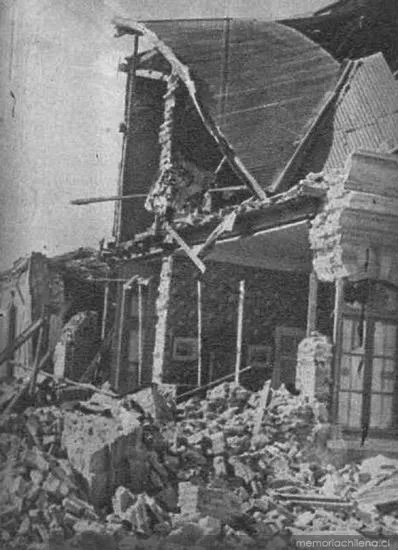 Casa de Concepción reducida a escombros tras el terremoto de 1939 — 1939 | Chile de Ayer