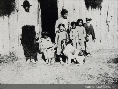 Colono José Parada y su familia, Lago Cochrane, Aysén — 1928 | Chile de Ayer