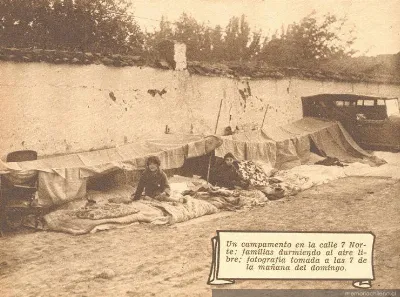 Consecuencias del terremoto de Talca: familias durmiendo al aire libre en la calle 7 norte, 1 de diciembre de 1928 — 1928 | Chile de Ayer