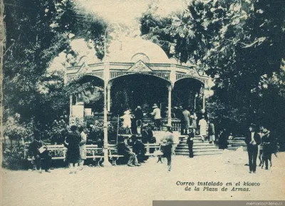 Correo instalado en el kiosko de la Plaza de Armas, 1928 — 1928 | Chile de Ayer