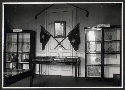 Interior del Museo de Concepción, sección de Historia, recuerdos de la guerra del Pacífico, hacia 1930 — 1930 | Chile de Ayer