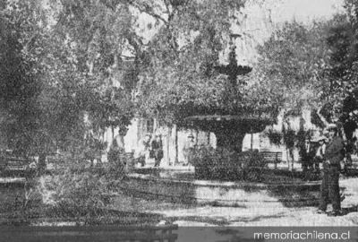Fuente en la plaza principal de Arica, hacia 1920 — 1920 | Chile de Ayer