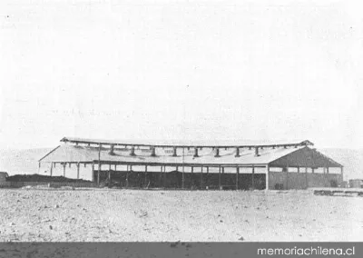 Ferrocarril de Arica a La Paz: casa de máquinas en Chinchorro para 10 locomotoras, hacia 1910 — 1910 | Chile de Ayer