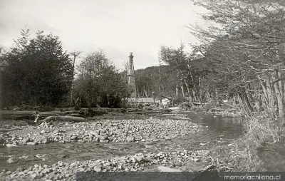 Sondajes petrolíferos del Estado de Chile, en arroyo Tres Puentes, Magallanes, hacia 1940 — 1940 | Chile de Ayer