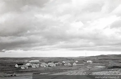 Campamento explotación petrolera en Tierra del Fuego, 1940 — 1940 | Chile de Ayer