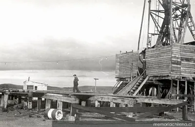 Plataforma petrolera, hacia 1945 — 1945 | Chile de Ayer