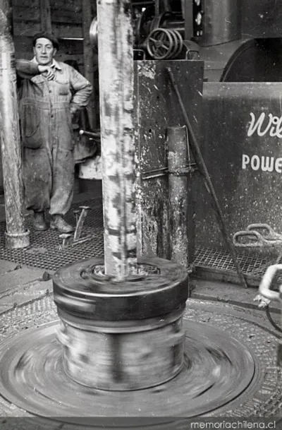 Operario con rueda metálica en taller industrial — 1940 | Chile de Ayer
