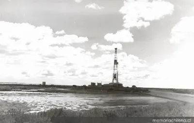 Torre de perforación petrolera con laguna, Tierra del Fuego — 1940 | Chile de Ayer