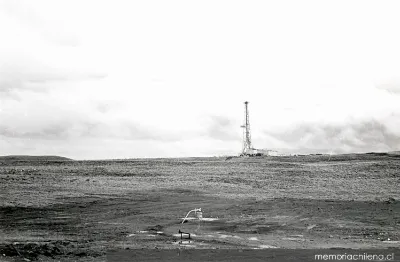 Maquinaria en plataforma petrolera en Tierra del Fuego, hacia 1940 — 1940 | Chile de Ayer