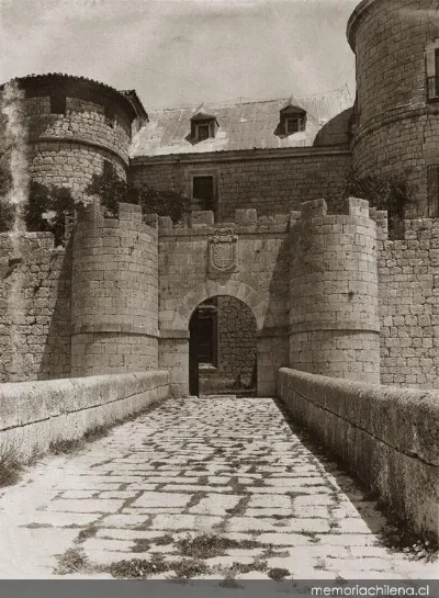 Pórtico del Archivo General de Simancas, hacia 1900 — 1900 | Chile de Ayer