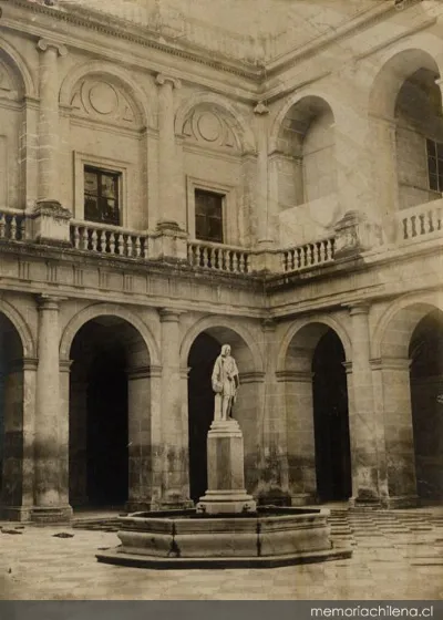 Interior del patio del Archivo de Indias de Sevilla, hacia 1928 — 1928 | Chile de Ayer