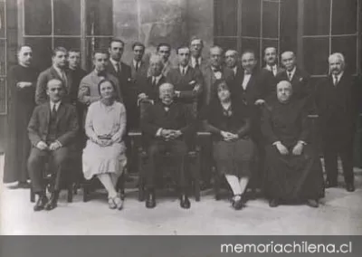 José Toribio Medina con el personal superior del Archivo General de Indias e investigadores de diversos países americanos, Sevilla, 10 de octubre de 1928 — 1928 | Chile de Ayer