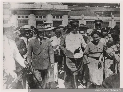 El Presidente de la República, Don Pedro Aguirre Cerda, su señora y otros, saliendo de la estación de ferrocarriles de Talca, después del terremoto, 1939 — 1939 | Chile de Ayer