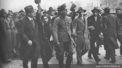 Multitud en las calles celebrando caída de Ibañez, 1931 — 1931 | Chile de Ayer