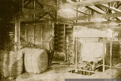 Prensadora de lana en la Estancia Bories, provincia Última Esperanza, Magallanes, 1920 — 1920 | Chile de Ayer