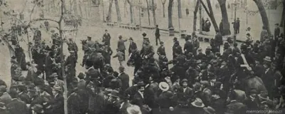 Policía arrestando manifestantes, 1912 — 1912 | Chile de Ayer