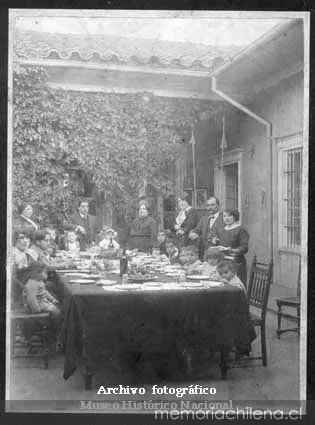 Famila en comedor — 1900 | Chile de Ayer