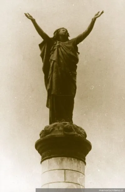 Monumento ubicado en el centro de la Plaza La Paz, frente a la entrada principal del Cementerio General en Recoleta — 1906 | Chile de Ayer