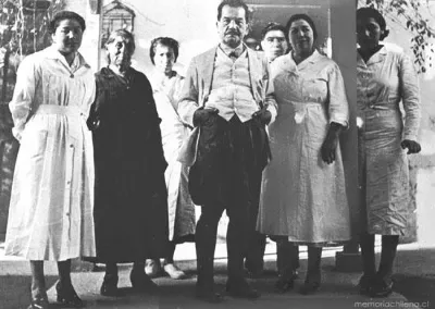 Pedro Aguirre Cerda con las empleadas de su casa en Fundo Conchalí, 1941 — 1941 | Chile de Ayer