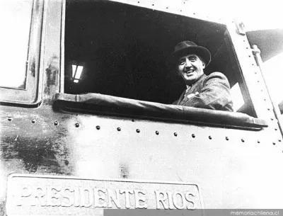 Juan Antonio Ríos en el puesto de comando de la locomotora " — 1942 | Chile de Ayer
